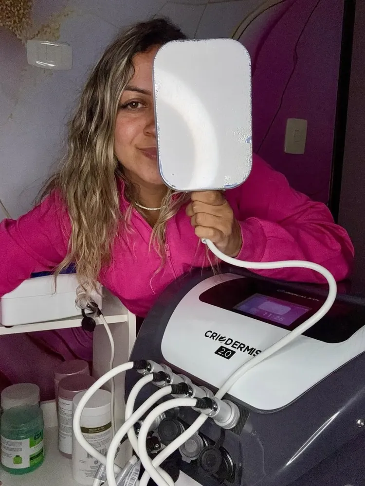 Dra. Laís Palmieri com equipamento de estética avançada